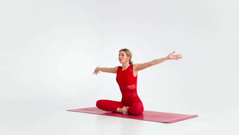 Schöne-Junge-Frau-In-Roter-Sportkleidung-Macht-Yoga--Oder-Pilates-Übungen-Auf-Weißem-Hintergrund.